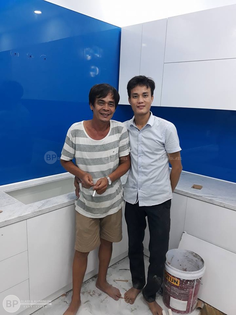 Kính bếp màu xanh nước biển tại Hồ Chí Minh